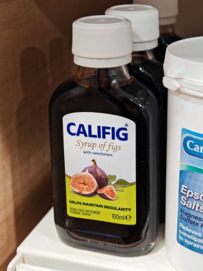 Londra, İngiltere-5 Mart 2025: CALFIG SYRUP kabızlığı hafifçe azaltan, sağlıklı sindirimi ve düzenli bağırsak hareketlerini teşvik eden doğal bir müshil.