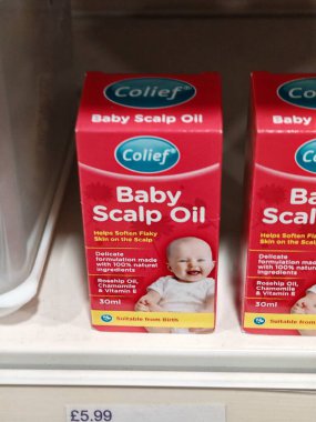 Londra, İngiltere-5 Mart 2025: COLIEF BEBEĞİ SALP OIL, bebeklerdeki kuru, pullu kafa derisi koşullarını azaltmak için tasarlanmış yatıştırıcı ve sulandırıcı bir formüldür.