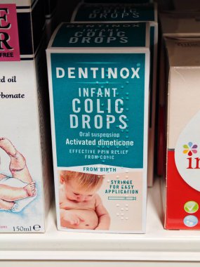 Londra, İngiltere-5 Mart 2025: DENTINOX INFANT COLIC DROPS kolik semptomları, hapsolmuş rüzgar ve bebeklerde mide rahatsızlığını azaltmaya yardım ederek beslenmeyi kolaylaştırıyor