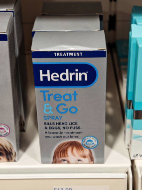 Londra, İngiltere-5 Mart 2025: HEDRIN TREAT & GO, bitleri ve yumurtaları çabucak öldüren ve çocukların günlük aktivitelerine devam etmesine olanak sağlayan bir bitlenme tedavisi.