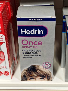 Londra, İngiltere-5 Mart 2025: HEDRIN BİRLİĞİ SPRAY GEL, bitleri ve yumurtaları böcek ilacı kullanmadan tek bir uygulamada yok eden hızlı ve etkili bir bit tedavisidir.