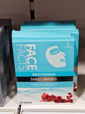 Londra, İngiltere-5 Mart 2025: GEL EYE PATCHES, yenilenmiş ve gençlik görünümünü yumuşatmak, yatıştırmak ve şişkinliği azaltmak için tasarlanmış göz altı maskeleri soğuyor