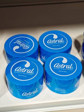 Londra, İngiltere-5 Mart 2025: ASTRAL ORIGINAL CREAM zengin, çok amaçlı bir nemlendiricidir ve kuru ve hassas ciltleri derinden nemlendirir ve korur.