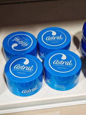Londra, İngiltere-5 Mart 2025: ASTRAL ORIGINAL CREAM zengin, çok amaçlı bir nemlendiricidir ve kuru ve hassas ciltleri derinden nemlendirir ve korur.