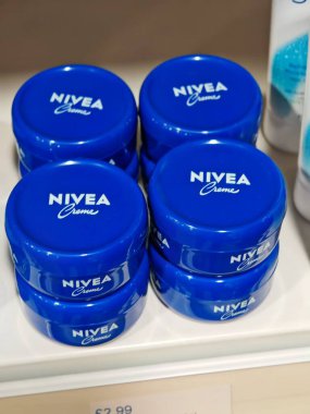 Londra, İngiltere-5 Mart 2025: NIVEA CREME, yüzdeki ve vücuttaki kuru cilt için uzun süreli su ve koruma sağlayan zengin ve besleyici bir nemlendiricidir