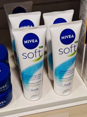 Londra, İngiltere-5 Mart 2025: NIVEA SOFT E ve kokokoba yağıyla zenginleştirilmiş hafif nemlendirici kremdir.