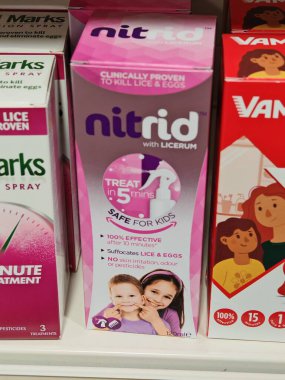 Londra, İngiltere-5 Mart 2025: NITRID with LICERUM, bitleri yok etmek ve kafa derisini sert kimyasallar olmadan yatıştırmak için gerekli yağlarla formüle edilen bir bit ve bit tedavisidir.