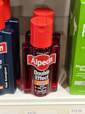 Londra, İngiltere-5 Mart 2025: ALPECIN İKİ EFFECT kepeği azaltan ve saç köklerini uyaran, daha güçlü ve sağlıklı saç uzamasını teşvik eden bir kafein şampuanıdır.