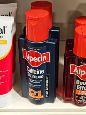 Londra, İngiltere-5 Mart 2025: ALPECIN CAFFEINE SHAMPOO, saç büyümesini teşvik etmek ve seyrelten saçı kafein aşılamasıyla güçlendirmek için tasarlanmış özel bir saç bakım ürünüdür.
