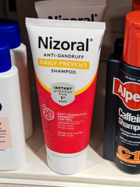 London, UK-5 Mart 2025: NIZORAL ANTI-DANDRUFF DAILY PREVENT Şampuanı kepek ve kafa derisini günlük kullanım formülleriyle kontrol eden bir şampuandır.