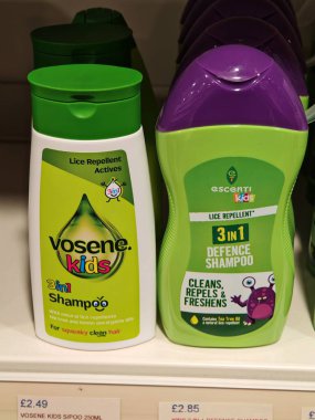 Londra, İngiltere-5 Mart 2025: VOSENE KIDS SHAMPOO, çay ağacı ve limon okaliptüslü, çocuk saçlarını temiz ve taze tutarken bitlerden korumaya yardımcı olan yumuşak, anti-kafa biti formülüdür.