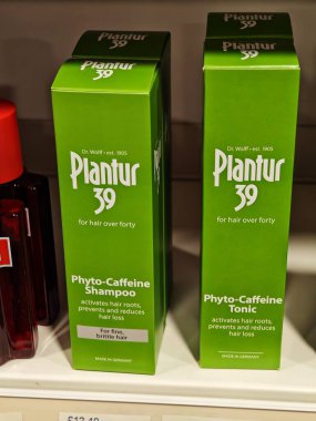 Londra, İngiltere-5 Mart 2025: PLANTUR 39, kadınların saç sağlığını desteklemek ve hormonal değişimlerden kaynaklanan seyrelmeyi azaltmak için tasarlanmış kafein bazlı şampuandır.
