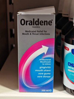 Londra, İngiltere-5 Mart 2025: ORALDENE hexetidin içeren, sakız enfeksiyonları, ağız ülserleri ve ağız ülserleri için antibakteriyel koruma sağlayan, ilaçlı bir gargara.