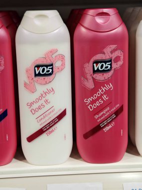 Londra, İngiltere-5 Mart 2025: VO5 SHAMPOO uzun soluklu bir koku ile yumuşak, parlak ve tazelenmiş saç bırakarak gıda ve su sağlar