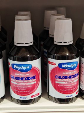 Londra, İngiltere-5 Mart 2025: VO5 SHAMPOO uzun soluklu bir koku ile yumuşak, parlak ve tazelenmiş saç bırakarak gıda ve su sağlar