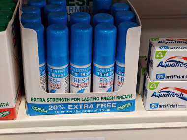 Londra, İngiltere-5 Mart 2025: FRESH EFFECT BREATH SPRAY ani tazelik sağlar, kötü nefesi ortadan kaldırır ve uzun süreli bir nane kokusu bırakır