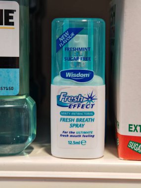 Londra, İngiltere-5 Mart 2025: FRESH EFFECT BREATH SPRAY ani tazelik sağlar, kötü nefesi ortadan kaldırır ve uzun süreli bir nane kokusu bırakır