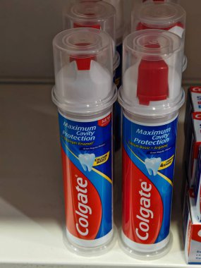 Londra, İngiltere-5 Mart 2025: COLGATE MAXIMUM CAVITY PROTECTION, diş minelerini güçlendirmek ve günlük kullanım ile boşlukları önlemek için florürle zenginleştirilmiş diş macunu sağlar