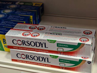 Londra, İngiltere-5 Mart 2025: CORSODYL ORIGINAL sakız hastalığının tedavisine yardımcı olan, plak birikimini azaltan ve oral sağlığı klorheksidin formülü ile destekleyen antiseptik bir gargara türüdür.