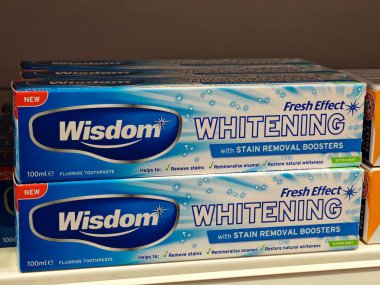 Londra, İngiltere-5 Mart 2025: WISDOM Active WhitENING lekeleri çıkarmak ve doğal beyazlığı arttırmak için tasarlanmış bir florür diş macunudur.