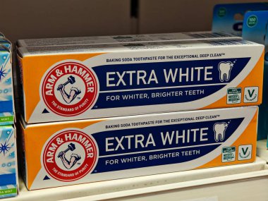 Londra, İngiltere-5 Mart 2025: ARM HAMMER ExTRA White, lekeleri temizleyen, nefes tazeleyen ve diş minelerini güçlendiren kabartma tozuyla çalışan bir diş macunudur.