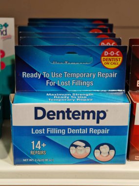 Londra, İngiltere-5 Mart 2025: DENTEMP KAYIP KAYIP DENTAL Tamiratı, kayıp dolgular, kapaklar ve taçlar için geçici rahatlama sağlar, etkilenen dişin profesyonel tedaviye kadar mühürlenmesi ve korunması