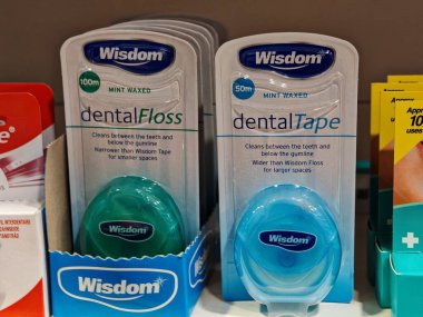 Londra, İngiltere-5 Mart 2025: WISDOM DENTAL TAPE gelişmiş ağız temizliği için güçlü ve pürüzsüz bir süzülme sunarak üstün plaket temizliği ve interdental temizlik sağlar