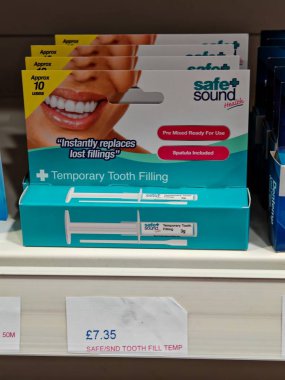 Londra, İngiltere-5 Mart 2025: SAFE TEMPORY TOOTH FILLING, profesyonel tedaviye kadar geçici koruma ve ağrı kesici sağlayan kayıp dolgular için hızlı ve kolay bir çözümdür