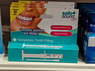 Londra, İngiltere-5 Mart 2025: SAFE TEMPORY TOOTH FILLING, profesyonel tedaviye kadar geçici koruma ve ağrı kesici sağlayan kayıp dolgular için hızlı ve kolay bir çözümdür