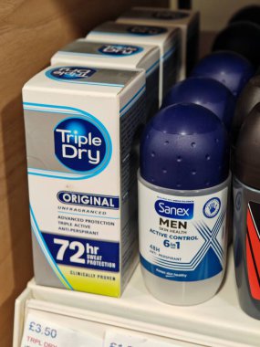 Londra, İngiltere-5 Mart 2025: TRIPLE DRY ORIGINAL 72 saatlik ter ve koku koruması sağlayan yüksek performanslı bir terleme önleyicidir