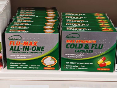 Londra, İngiltere-5 Mart 2025: FLU MAX All In One hummayı, baş ağrısını, tıkanıklığı, öksürüğü ve hızlı iyileşme için boğaz ağrısını azaltan çok semptomlu bir grip ve grip tedavisidir.