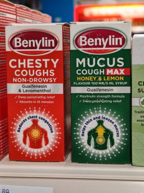 Londra, İngiltere-5 Mart 2025: BENYLIN KESTİ ÖKSÜRÜK, inatçı göğüs öksürüğünden mukusu gevşeterek ve daha kolay nefes alabilmek için hava yollarını açarak etkili bir rahatlama sağlar