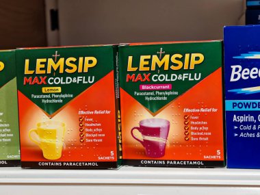 Londra, İngiltere-5 Mart 2025: LEMSIP MAX Üşütme ve FLU ateşi, baş ağrısını, boğaz ağrısını ve rahatlatıcı sıcak içecek formülü ile vücut ağrısını azaltan güçlü bir grip ilacıdır.