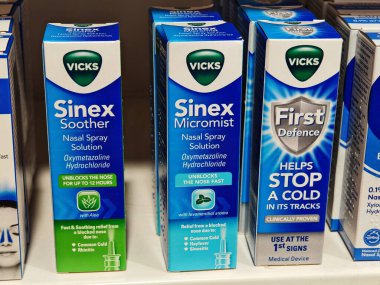Londra, İngiltere-5 Mart 2025: VICKS SINEX SOther, tıkanıklığı azaltan ve kalıcı konfor için aloe vera ve mentollü kuru burun deliklerini yatıştıran hızlı etki eden bir burun spreyi.