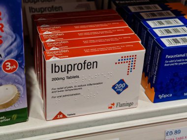 Londra, İngiltere-5 Mart 2025: IBUPROFEN FLAMINGO ağrıyı azaltan, ateşi azaltan ve kas ağrılarına ve soğuk algınlığı belirtilerine yardımcı olan güçlü bir antienflamatuar ilaçtır..