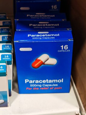 Londra, İngiltere-5 Mart 2025: PARACETAMOL 500MG CAPSULES hummadan, baş ağrılarından, vücut ağrılarından ve grip belirtilerinden hızlı bir rahatlama sağlayarak, onları karşı ağrı kesiciler üzerinde popüler hale getirdi..