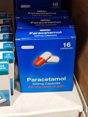 Londra, İngiltere-5 Mart 2025: PARACETAMOL 500MG CAPSULES hummadan, baş ağrılarından, vücut ağrılarından ve grip belirtilerinden hızlı bir rahatlama sağlayarak, onları karşı ağrı kesiciler üzerinde popüler hale getirdi..