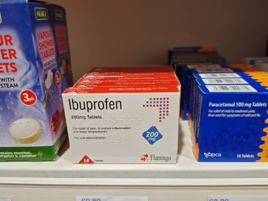 Londra, İngiltere-5 Mart 2025: IBUPROFEN FLAMINGO ağrıyı, ateşi ve iltihabı hafifletmekte, baş ağrıları, kas ağrıları ve soğuk algınlığının etkili bir şekilde yönetilmesine yardımcı olmaktadır..