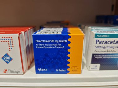 Londra, İngiltere-5 Mart 2025: PARACETAMOL 500MG CAPSULES hummadan, baş ağrılarından, vücut ağrılarından ve grip belirtilerinden hızlı bir rahatlama sağlayarak, onları karşı ağrı kesiciler üzerinde popüler hale getirdi..