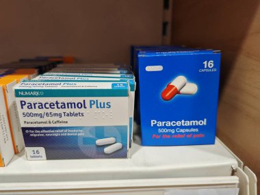 Londra, İngiltere-5 Mart 2025: PARACETAMOL 500MG CAPSULES hummadan, baş ağrılarından, vücut ağrılarından ve grip belirtilerinden hızlı bir rahatlama sağlayarak, onları karşı ağrı kesiciler üzerinde popüler hale getirdi..