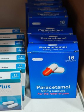 Londra, İngiltere-5 Mart 2025: PARACETAMOL 500MG CAPSULES hummadan, baş ağrılarından, vücut ağrılarından ve grip belirtilerinden hızlı bir rahatlama sağlayarak, onları karşı ağrı kesiciler üzerinde popüler hale getirdi..