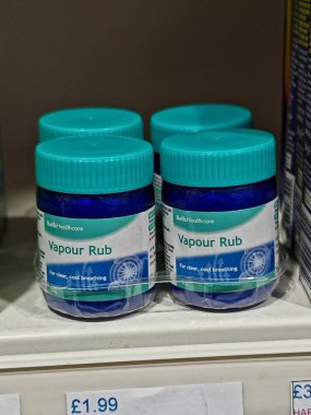 Londra, İngiltere-5 Mart 2025: VICKS VAPO RuB, burun tıkanıklığı, öksürük ve kas ağrılarını yatıştırıcı mentollü buhar yoluyla gideren ilaçlı bir merhem..