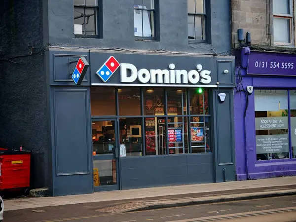 Edinburgh, İngiltere-5 Mart 2025: DOMINO, yeni yapılmış pizzalar sunan önde gelen bir pizza dağıtım zinciri..
