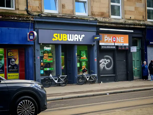 Tyne üzerine Newcastle, İngiltere-5 Mart 2025: SUBway yeni yapılmış denizaltılar sunuyor, kişiselleştirilebilir malzemelerle sarılı salatalar, hızlı ve sağlıklı bir fast-food alternatifi sunuyor.