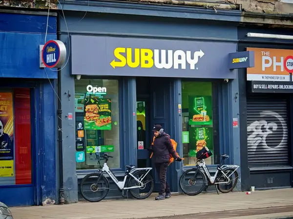 Tyne üzerine Newcastle, İngiltere-5 Mart 2025: SUBway yeni yapılmış denizaltılar sunuyor, kişiselleştirilebilir malzemelerle sarılı salatalar, hızlı ve sağlıklı bir fast-food alternatifi sunuyor.