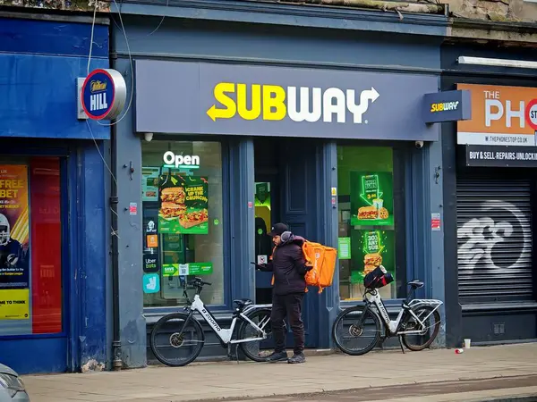 Tyne üzerine Newcastle, İngiltere-5 Mart 2025: SUBway yeni yapılmış denizaltılar sunuyor, kişiselleştirilebilir malzemelerle sarılı salatalar, hızlı ve sağlıklı bir fast-food alternatifi sunuyor.