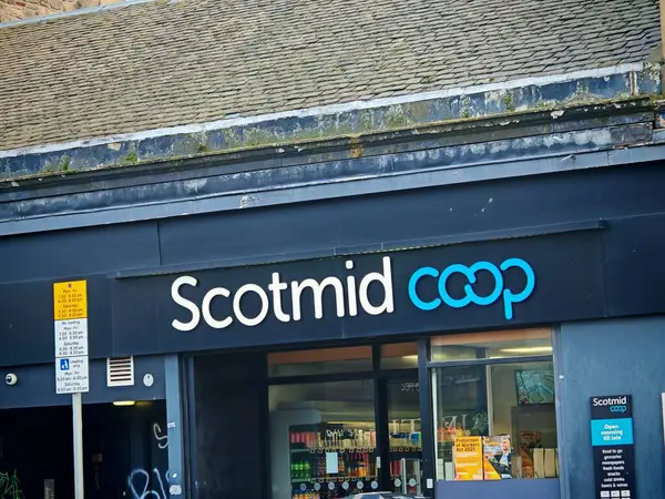 Newcastle on Tyne, İngiltere-5 Mart 2025: SCOTMID COOP, İskoçya 'da bulunan bir süpermarket zinciri..