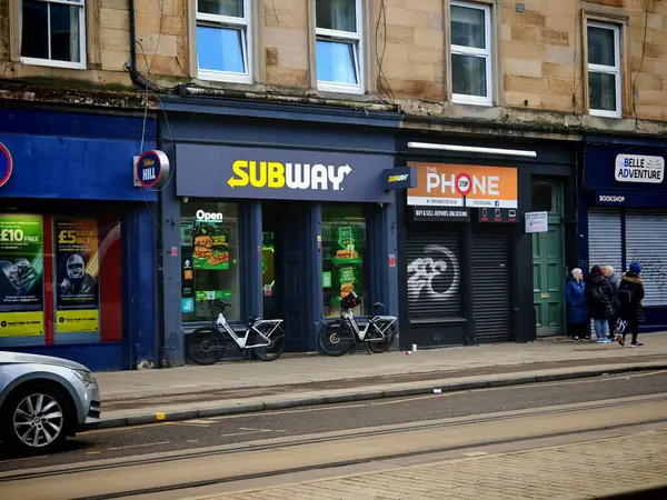 Tyne üzerine Newcastle, İngiltere-5 Mart 2025: SUBway yeni yapılmış denizaltılar sunuyor, kişiselleştirilebilir malzemelerle sarılı salatalar, hızlı ve sağlıklı bir fast-food alternatifi sunuyor.