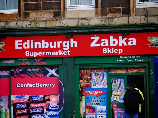 Londra, İngiltere-5 Mart 2025: ZABKA SKLEP SUPERMARKET, Polonya 'nın taze yiyecek, içecek ve günlük ihtiyaçlar sunan bir market zinciri.