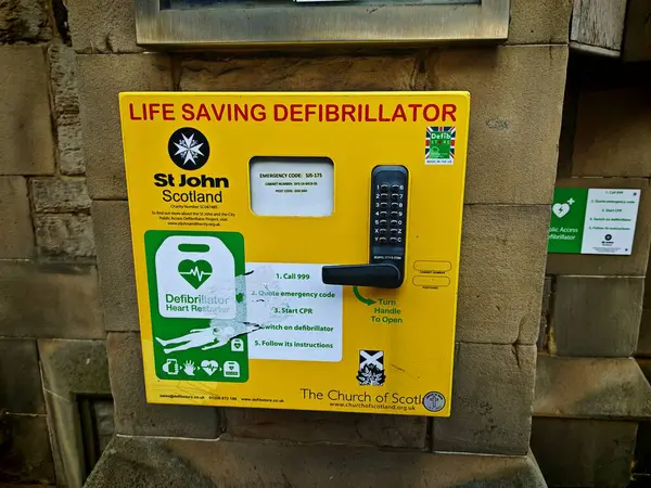Londra, İngiltere-5 Mart 2025: LIFE-Kurtarıcı DEFIBRILLATOR ani kalp durması sırasında normal kalp ritmini geri getirmek için acil durumlarda kullanılan temel bir tıbbi araçtır